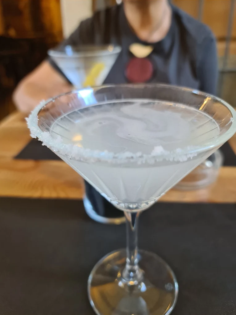 Cocktail d'autore servito da Fara Bistrot con crusta di sale e spirale aromatica