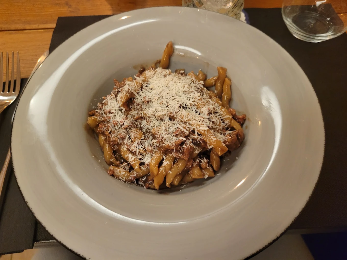 Pasta fresca al ragù con pecorino