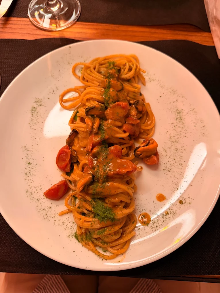 Spaghetti con cozze nostrane e polvere d'alga