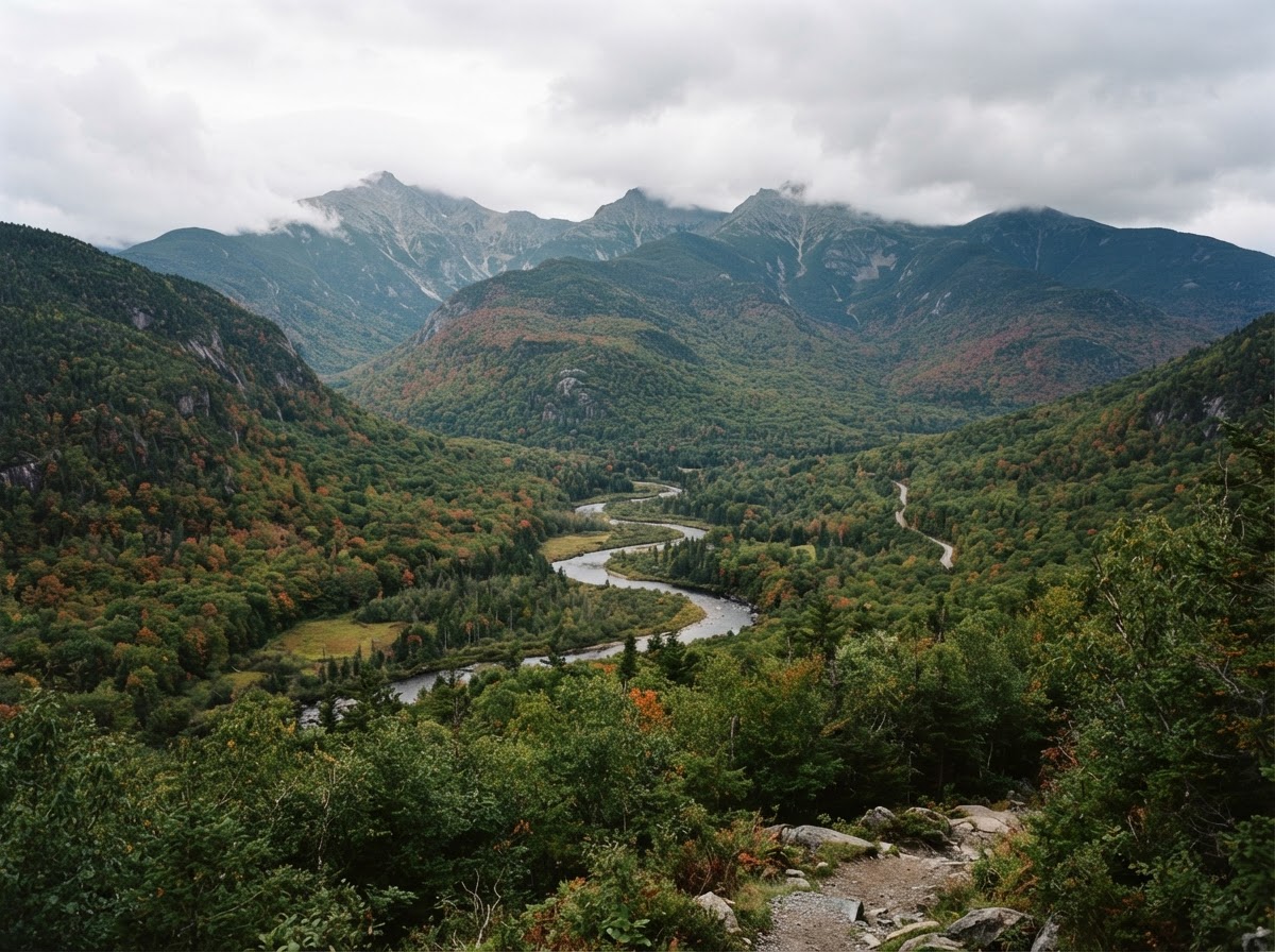 Paisaje de las montañas White en New Hampshire, donde Amistad Bail Bonds ayuda a las familias con fianzas de inmigración a distancia