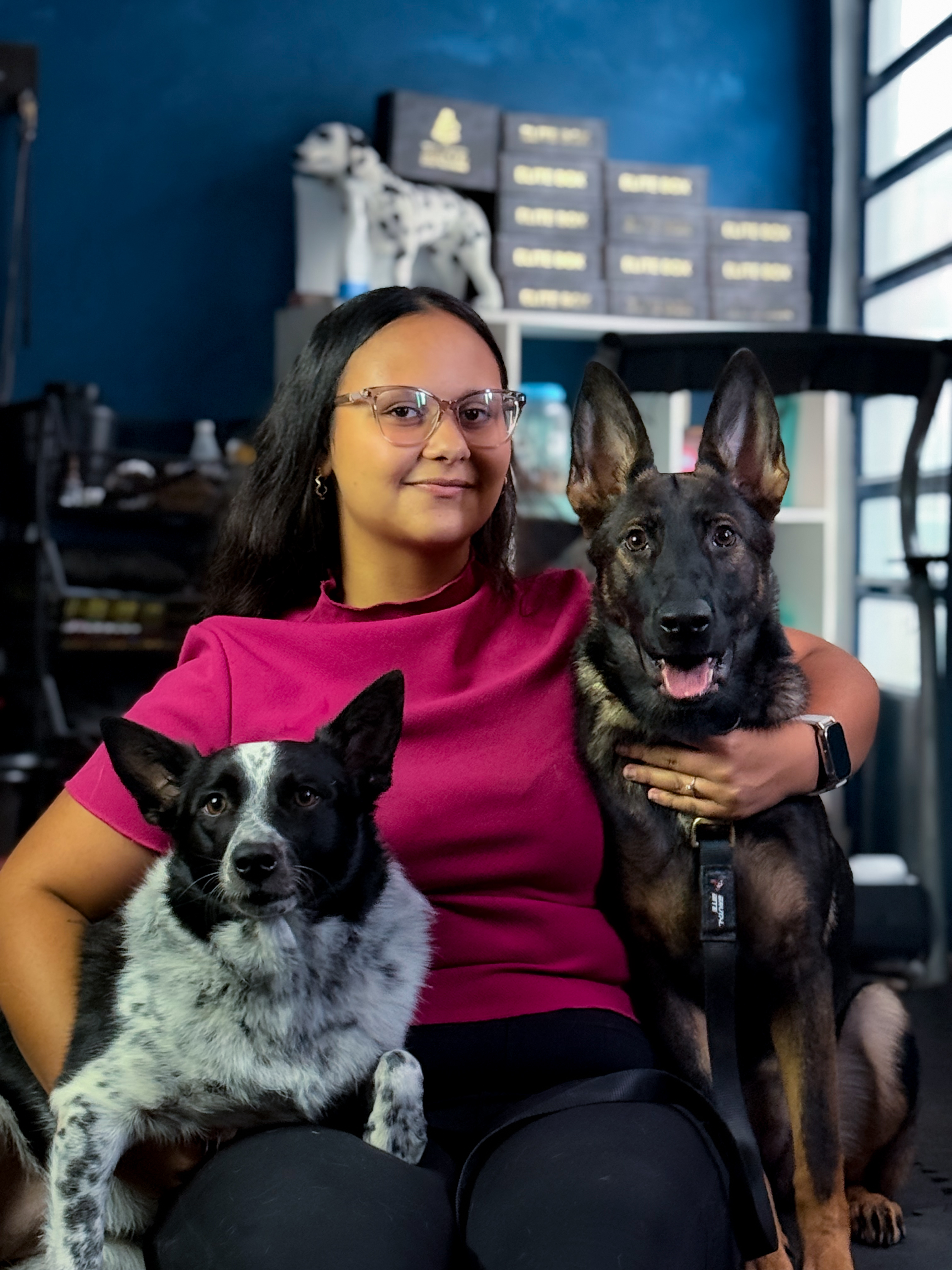 Evelyn Lopes com seus dois cães