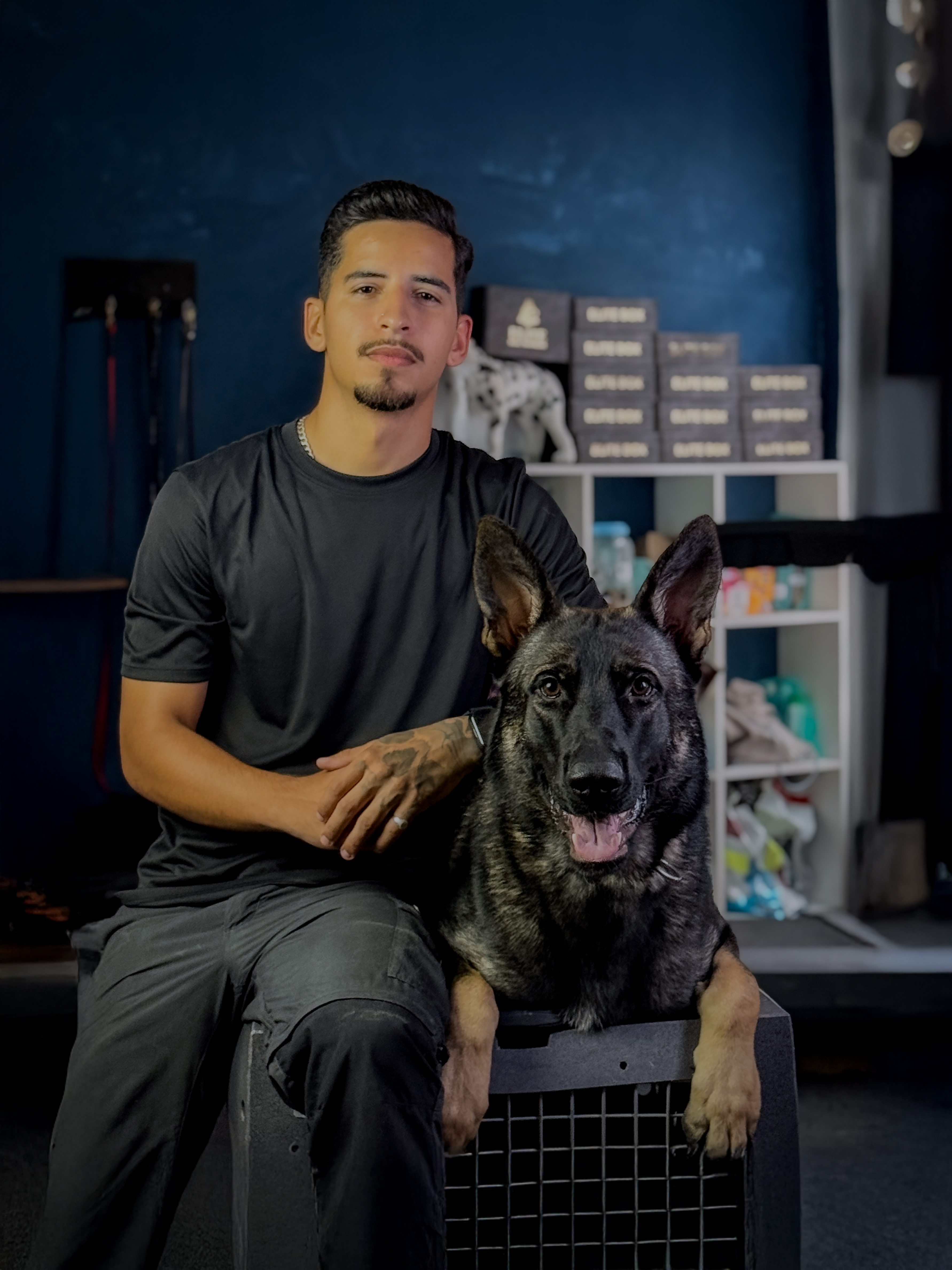 Gustavo Sena com cão pastor em treinamento