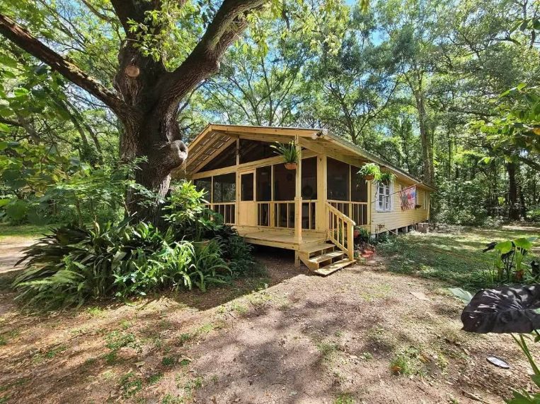 Cottage Screened Porch Nestled in the Bay Trees by Protech Decks in Coden / Bayou Shores