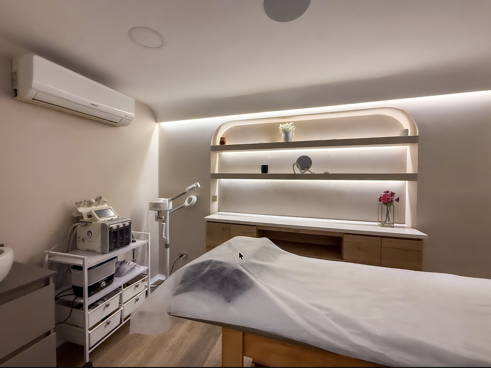 Cabina y espacios de atención de la Dra. Alejandra Hernández — Estética Médica en Medellín