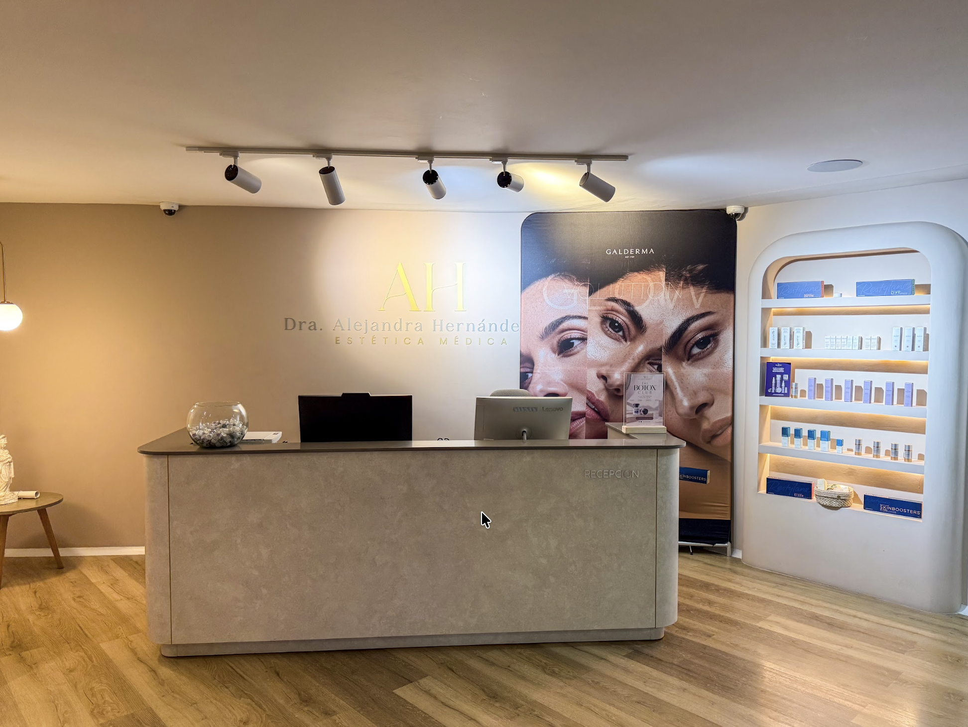 Recepción de la clínica Dra. Alejandra Hernández R. — Estética Médica en Medellín