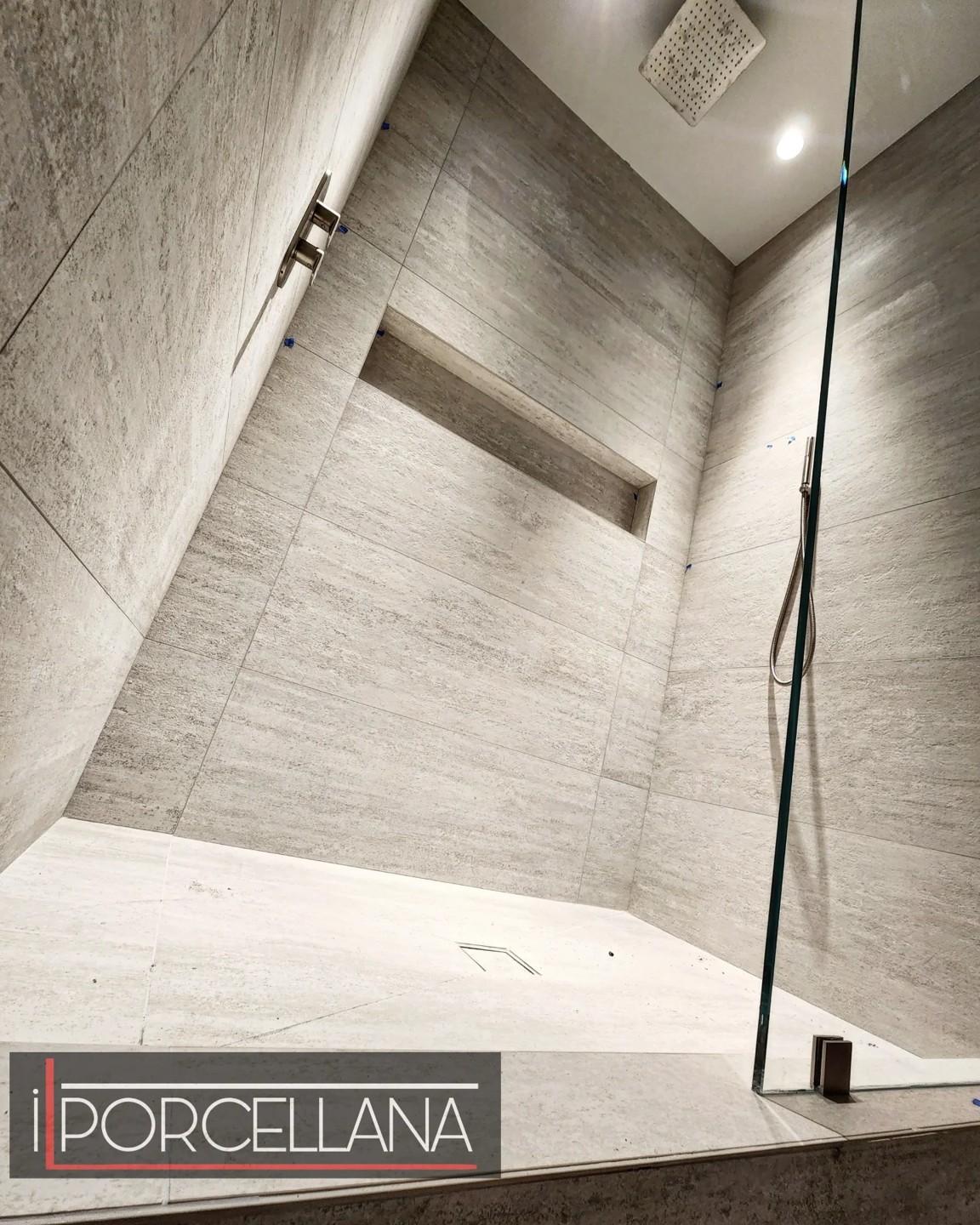 Porcelain slab shower with built-in niche
