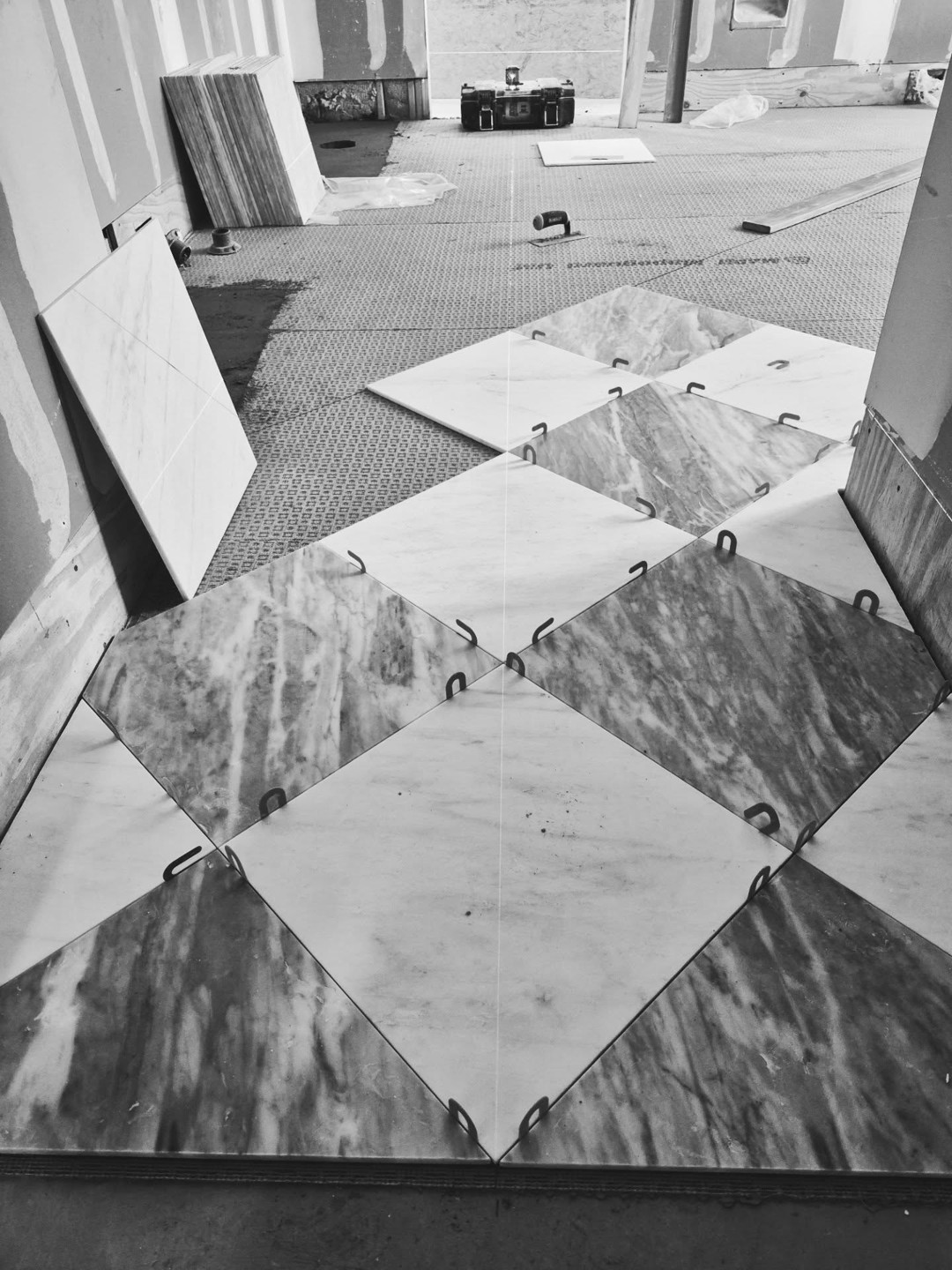Close-up of a large-format porcelain slab surface with soft marble-like veining