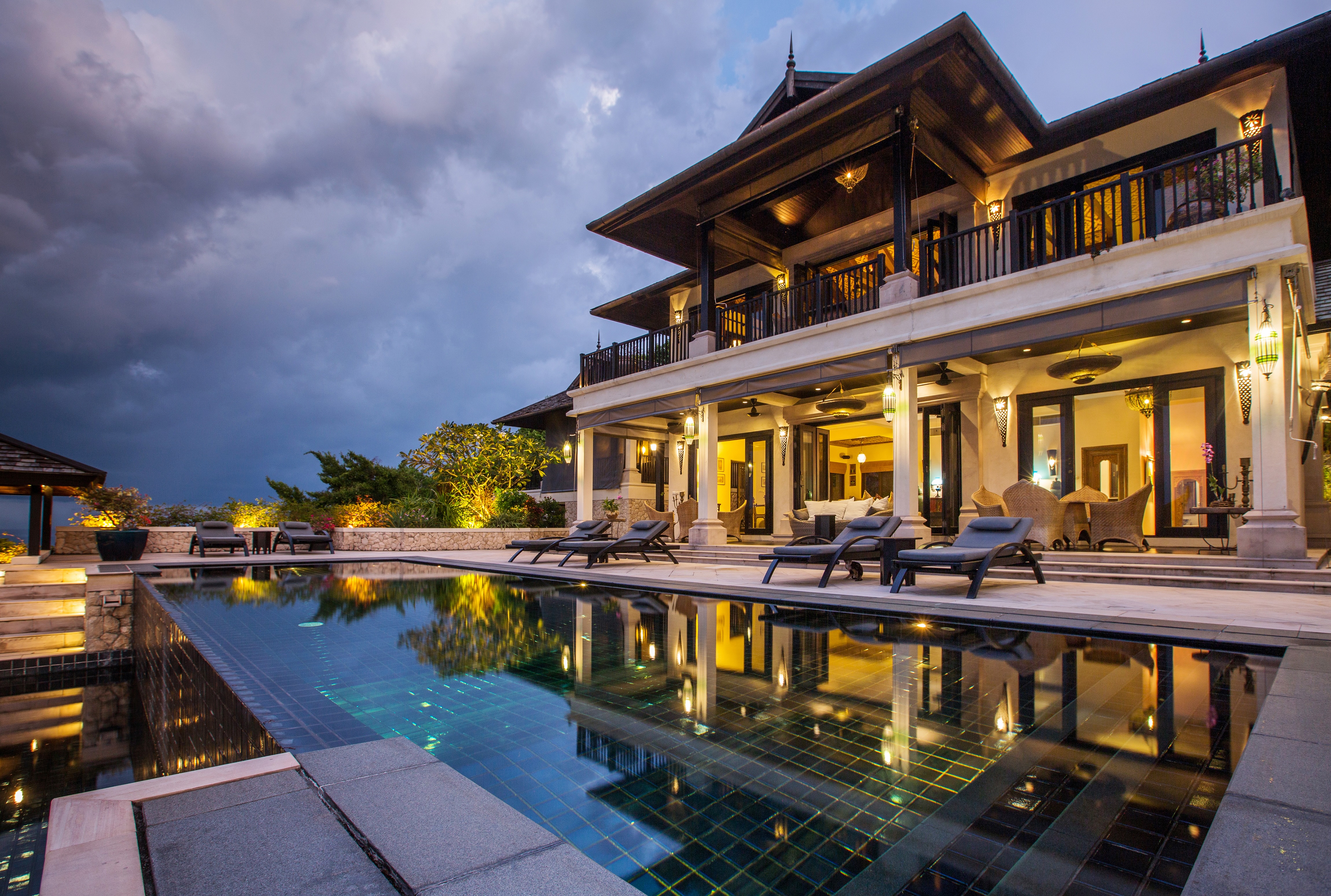 Luxury home with swimming pool in Los Angeles