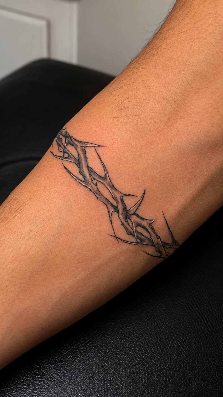 Thorn-style linework band wrapped around an arm