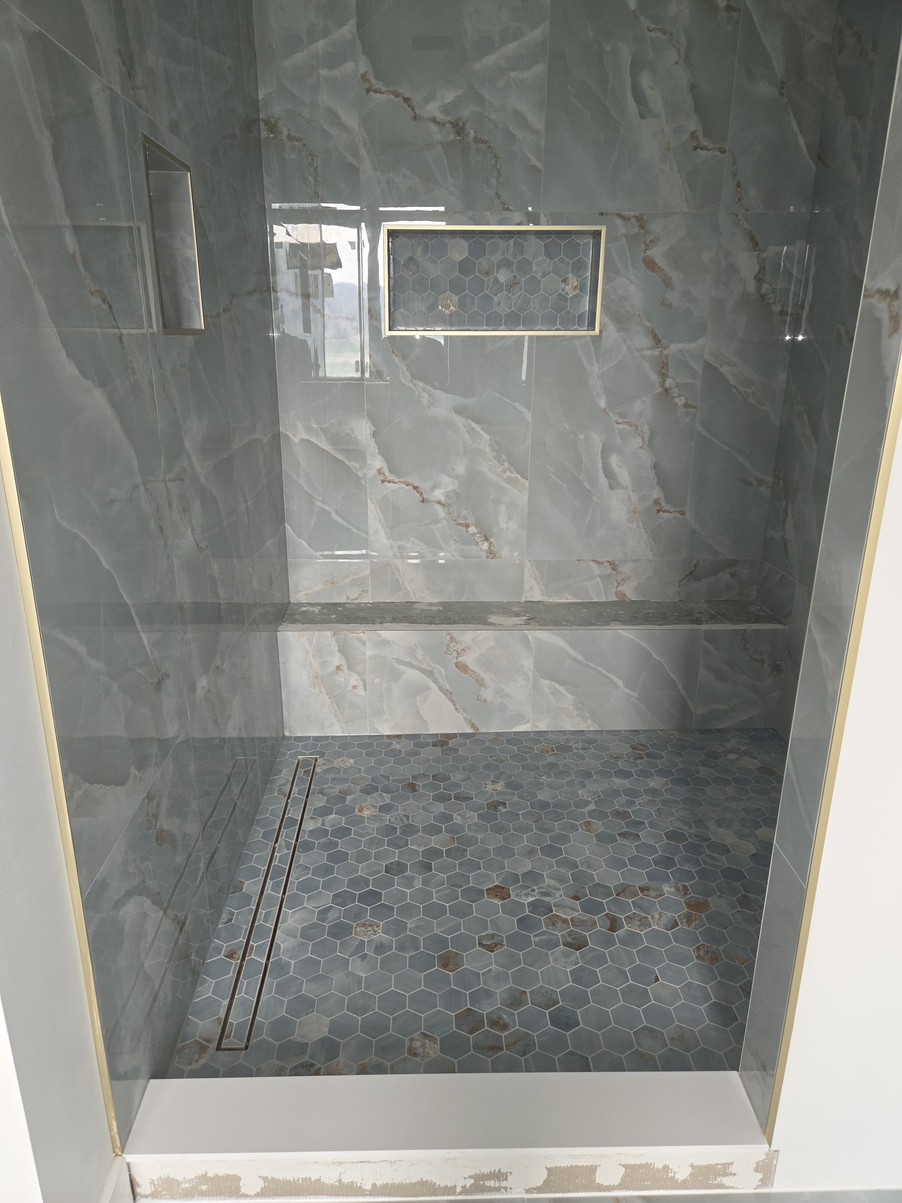 Onyx Porcelain Suite with Bench