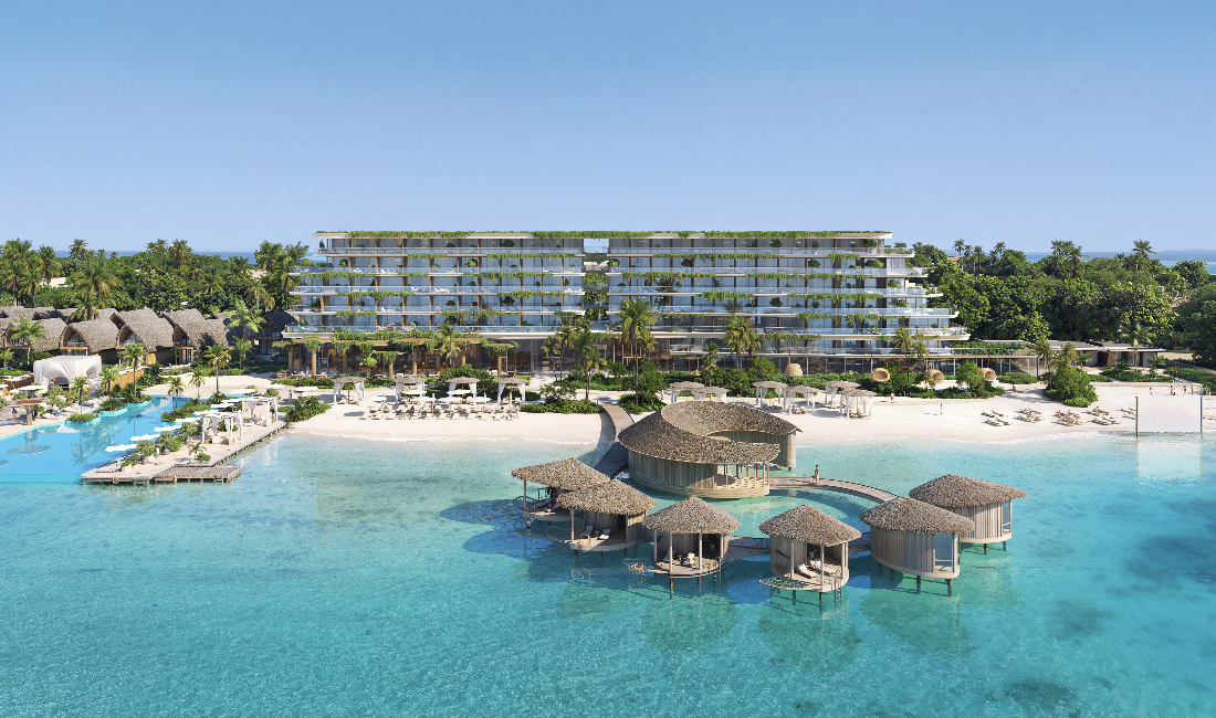 Radisson Resort frontális tengerparti látkép vízi pavilonokkal és kristálytiszta lagúnával
