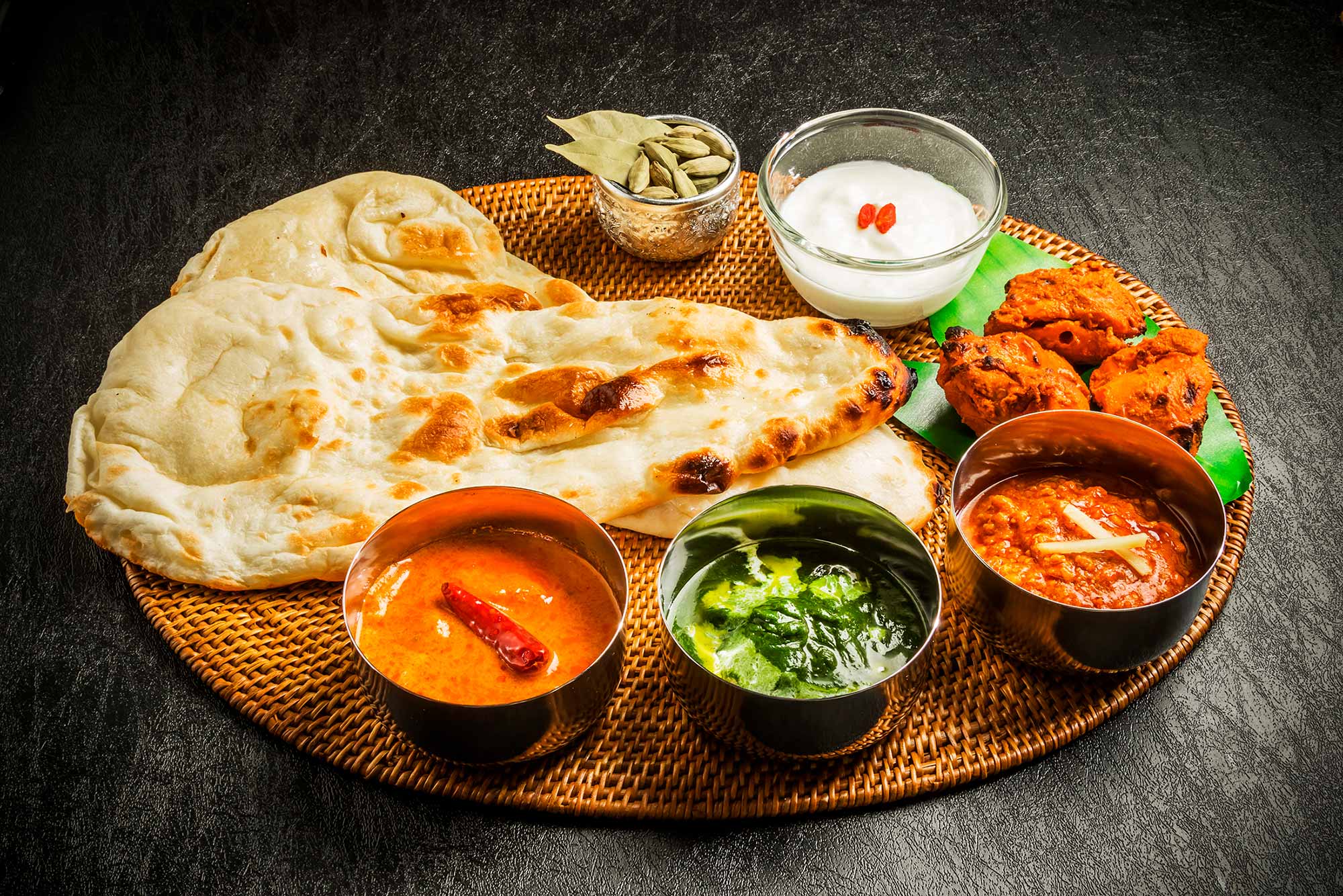Una variedad de platos indios sobre una mesa en Urban Rrasoi en Kendall