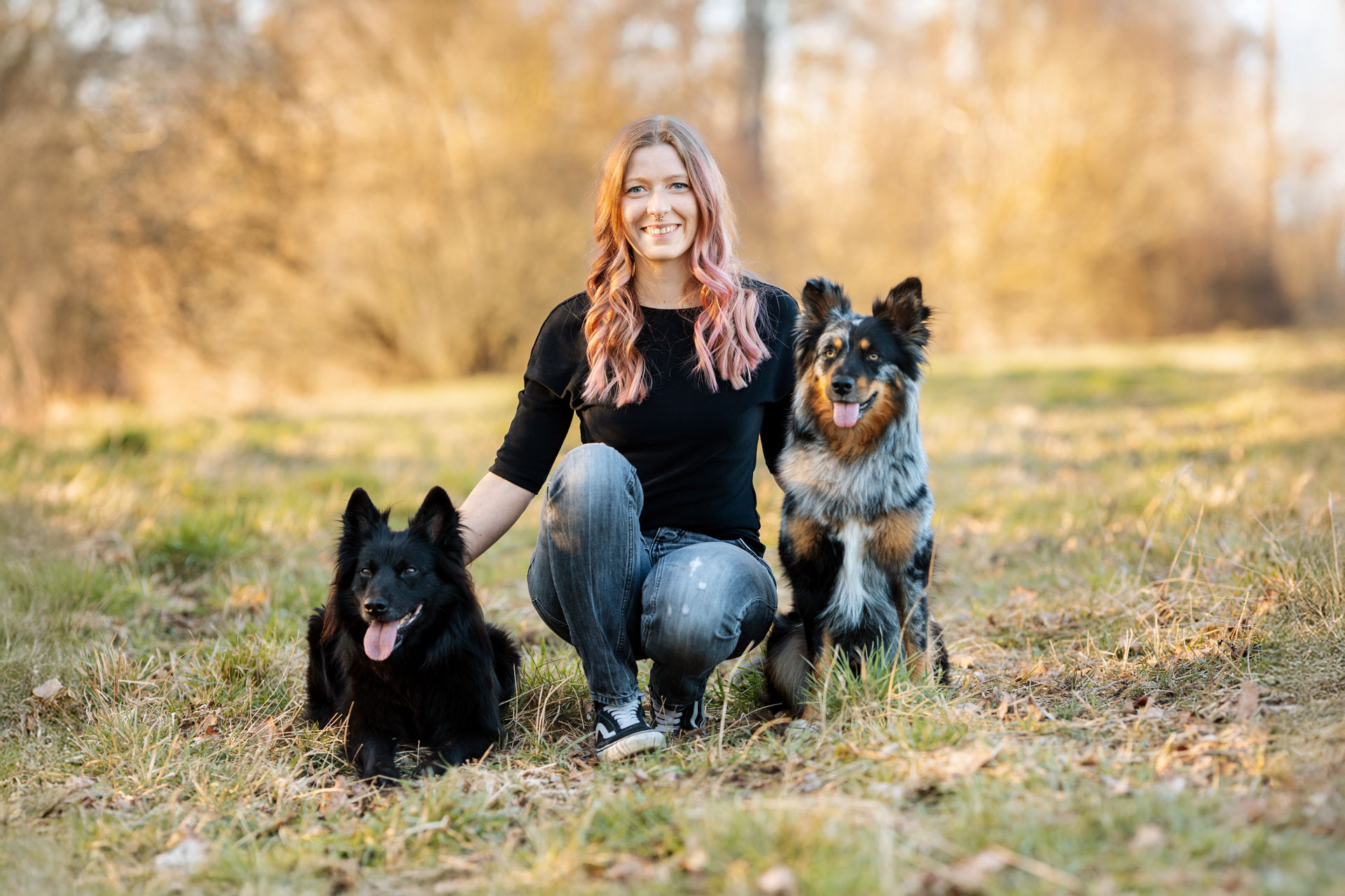 Caro mit Hunden auf der Wiese — Hundetrainerin bei BondogX