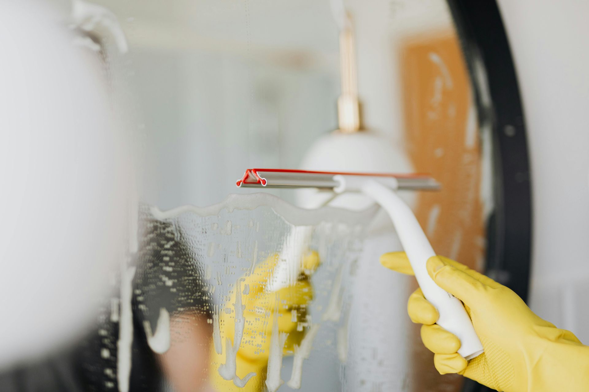 Comprehensive cleaning window squeegee