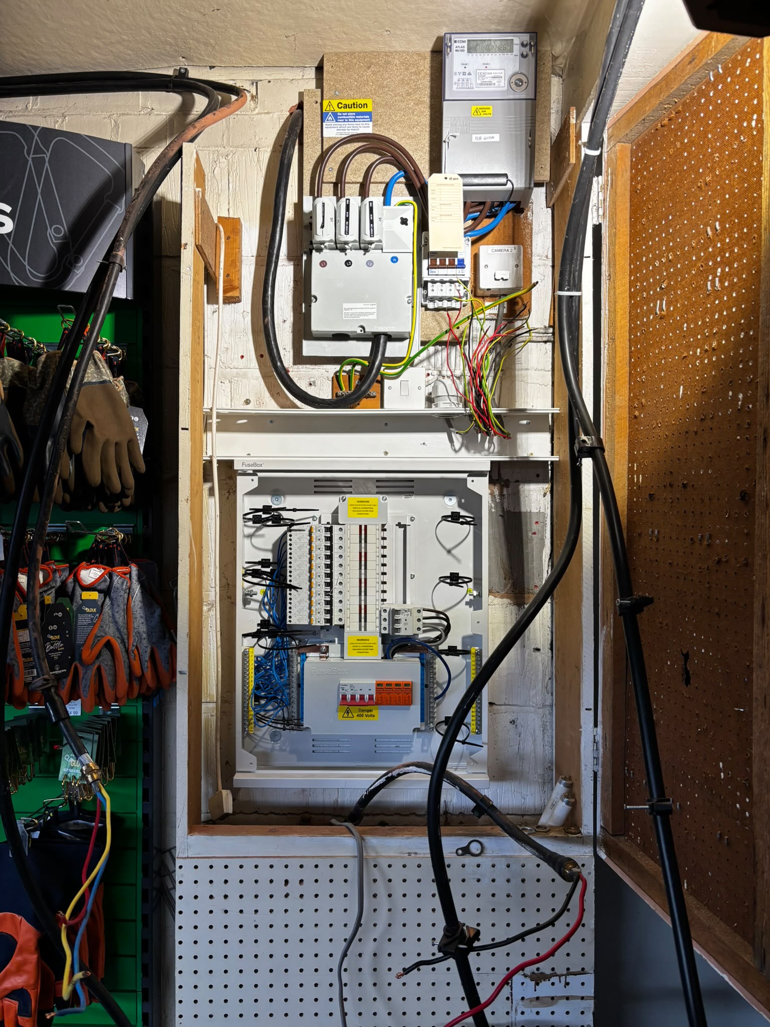 Three-phase commercial distribution board installation and meter wiring