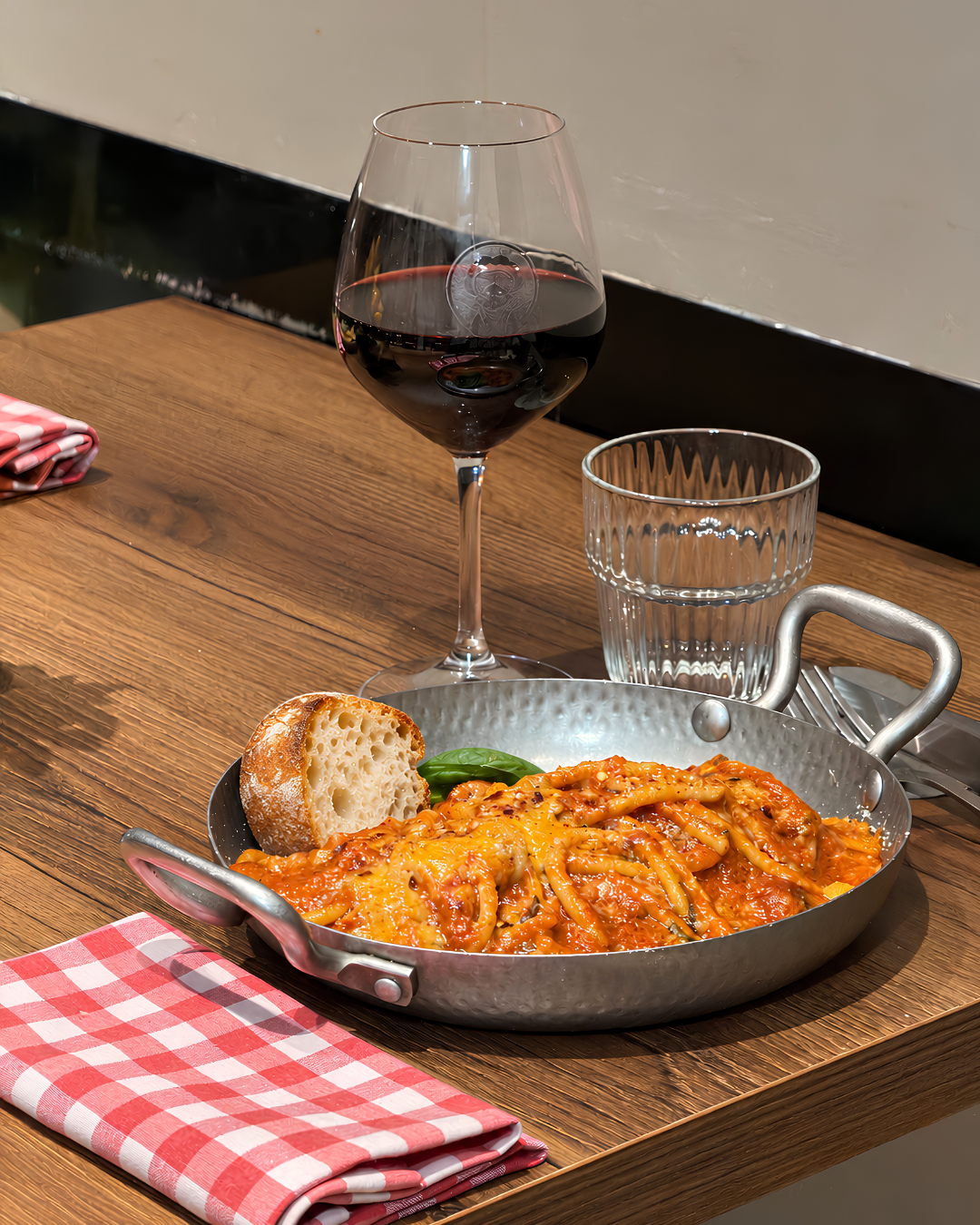 Scarpariello nel padellino con pane per la scarpetta e calice di vino da Nonna Sisina