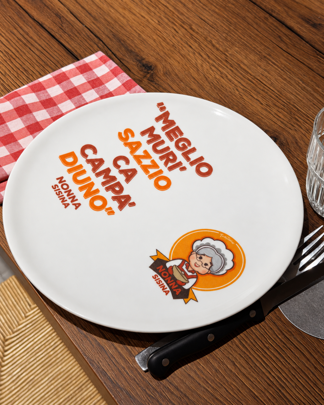 Piatto con la tipica citazione e logo di Trattoria Nonna Sisina