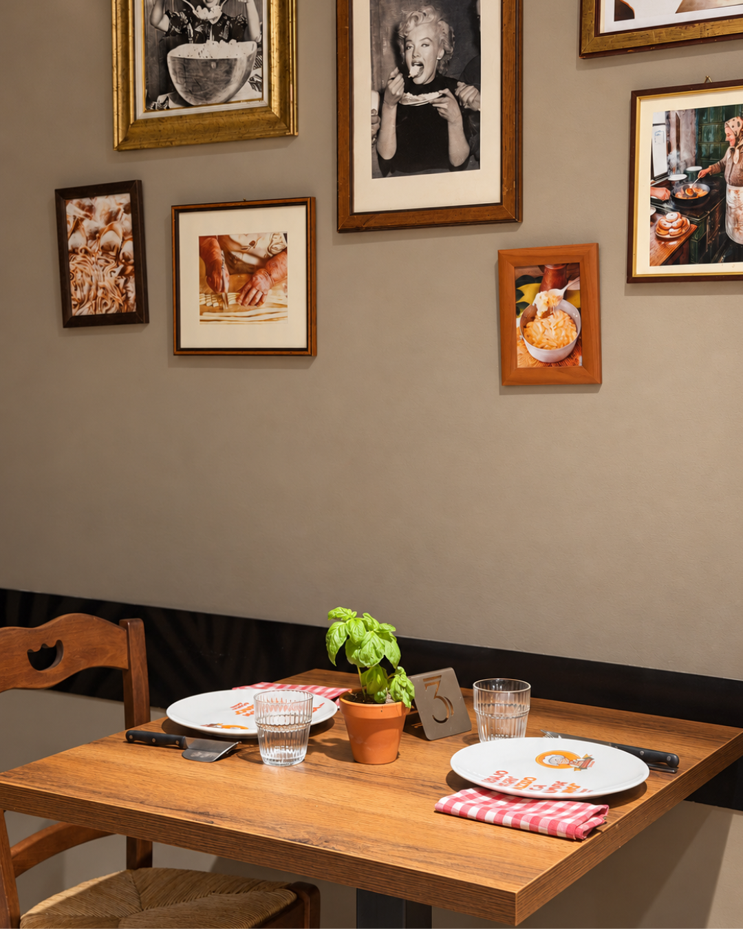 Dettaglio della sala e tavolo apparecchiato con piattini e foto storiche da Nonna Sisina