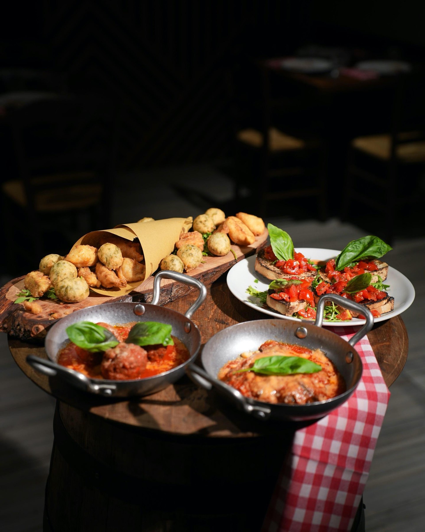 Tavola con antipasti della casa, zeppoline fritte, bruschette, polpette al sugo e parmigiana di melanzane da Nonna Sisina