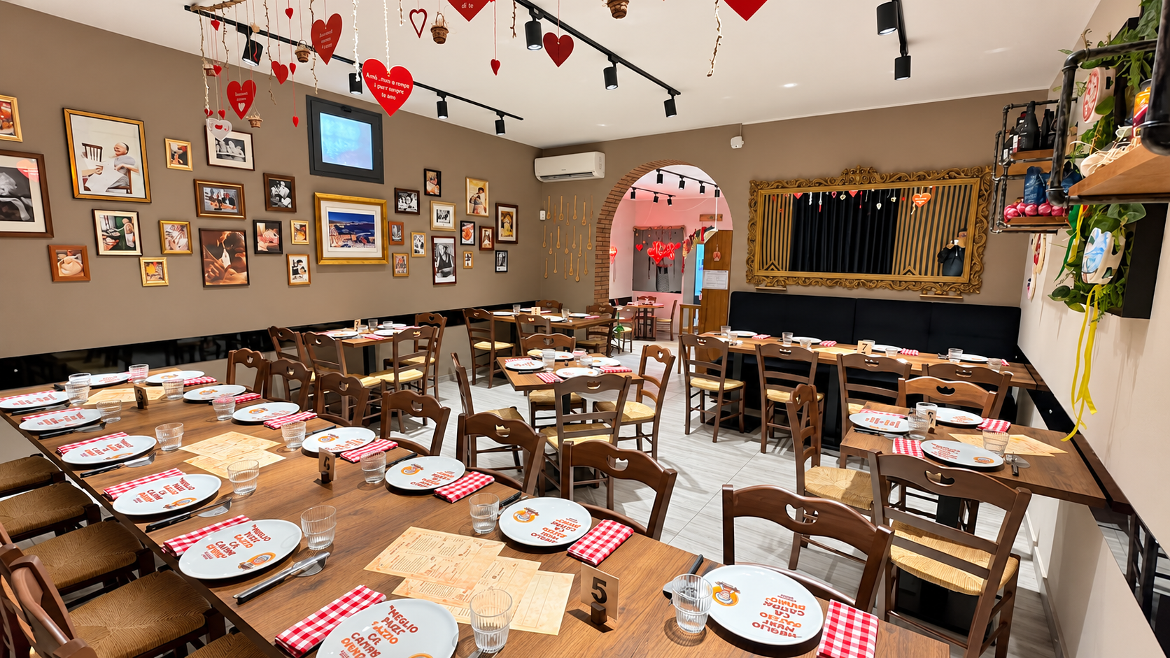 La sala accogliente di Trattoria Nonna Sisina con i tavoli apparecchiati