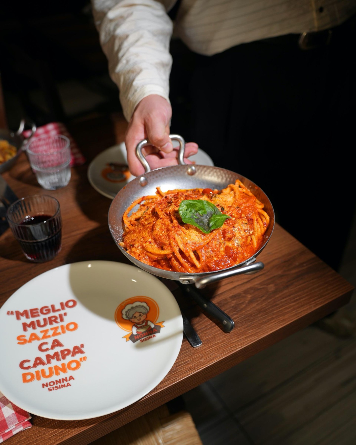 Lo scarpariello fumante servito nel padellino di ferro da Trattoria Nonna Sisina