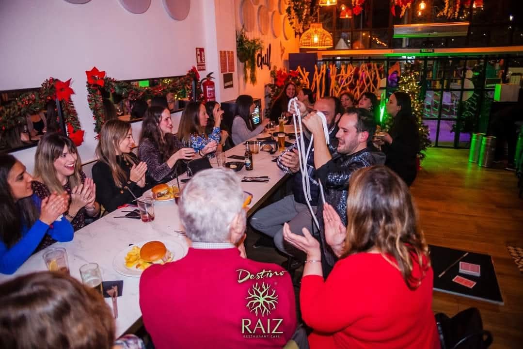 Gales en el cóctel de una boda sorprendiendo a los invitados