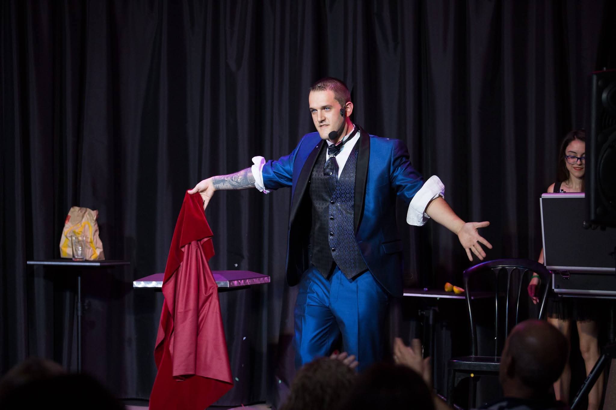 Gales con invitados de un evento privado disfrutando de la magia