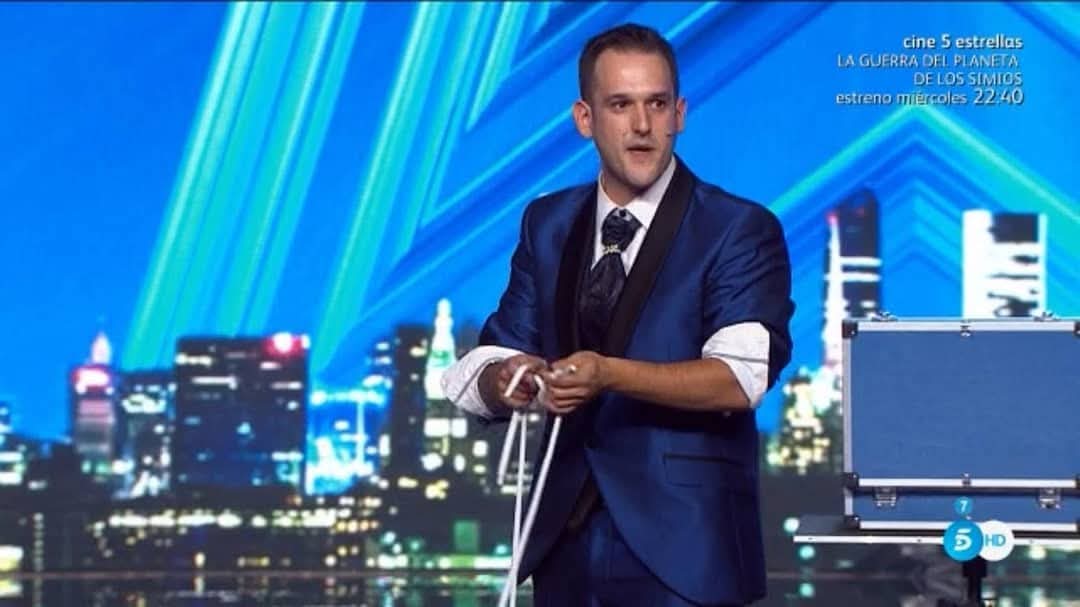 Gales actuando en un plató de televisión
