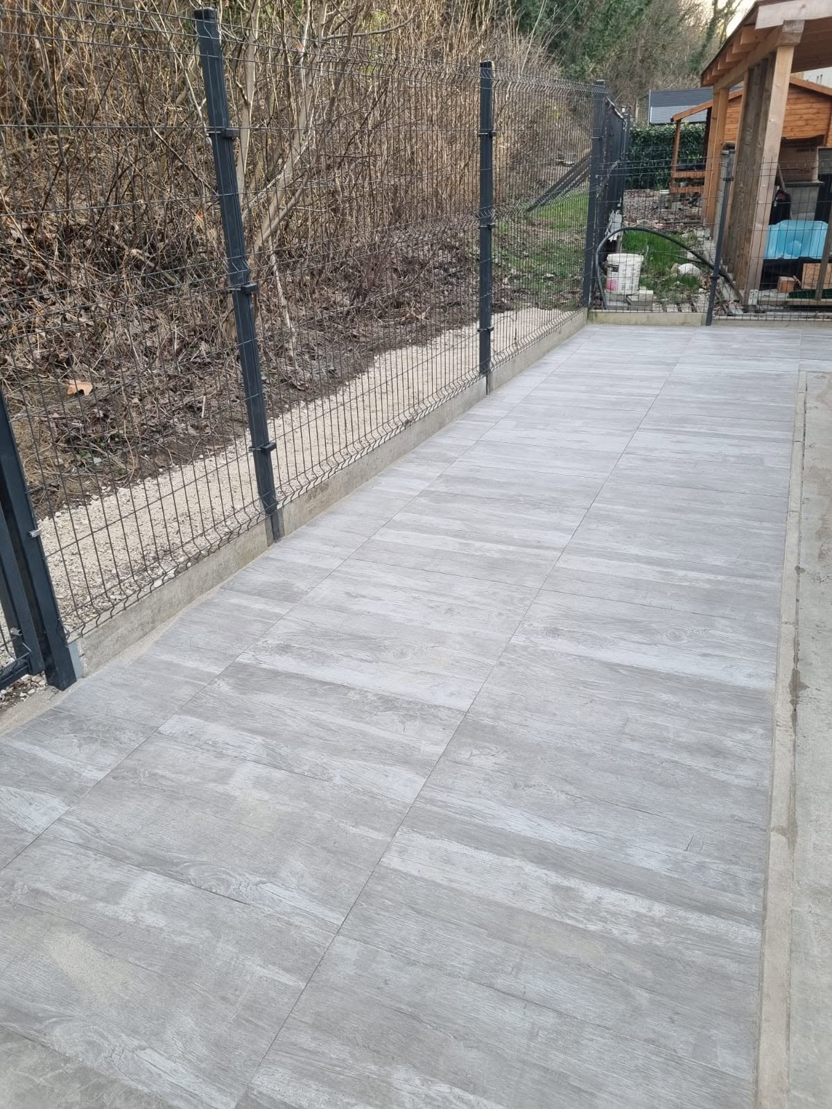 Családi ház bejárati lépcső építése betonágyas szegélykövezéssel és térkövezéssel Somogy megyében