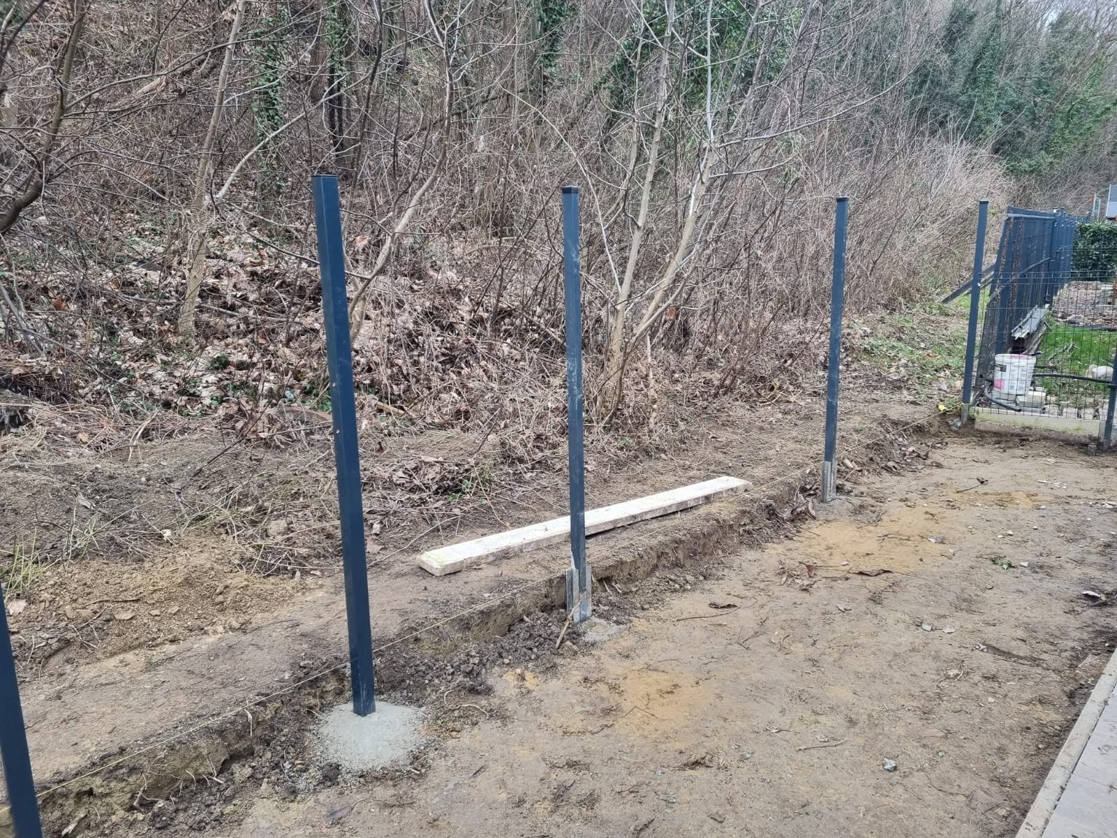 Kerítésoszlopok pontalapba betonozása és földmunka előkészítés Balatonföldvár környékén