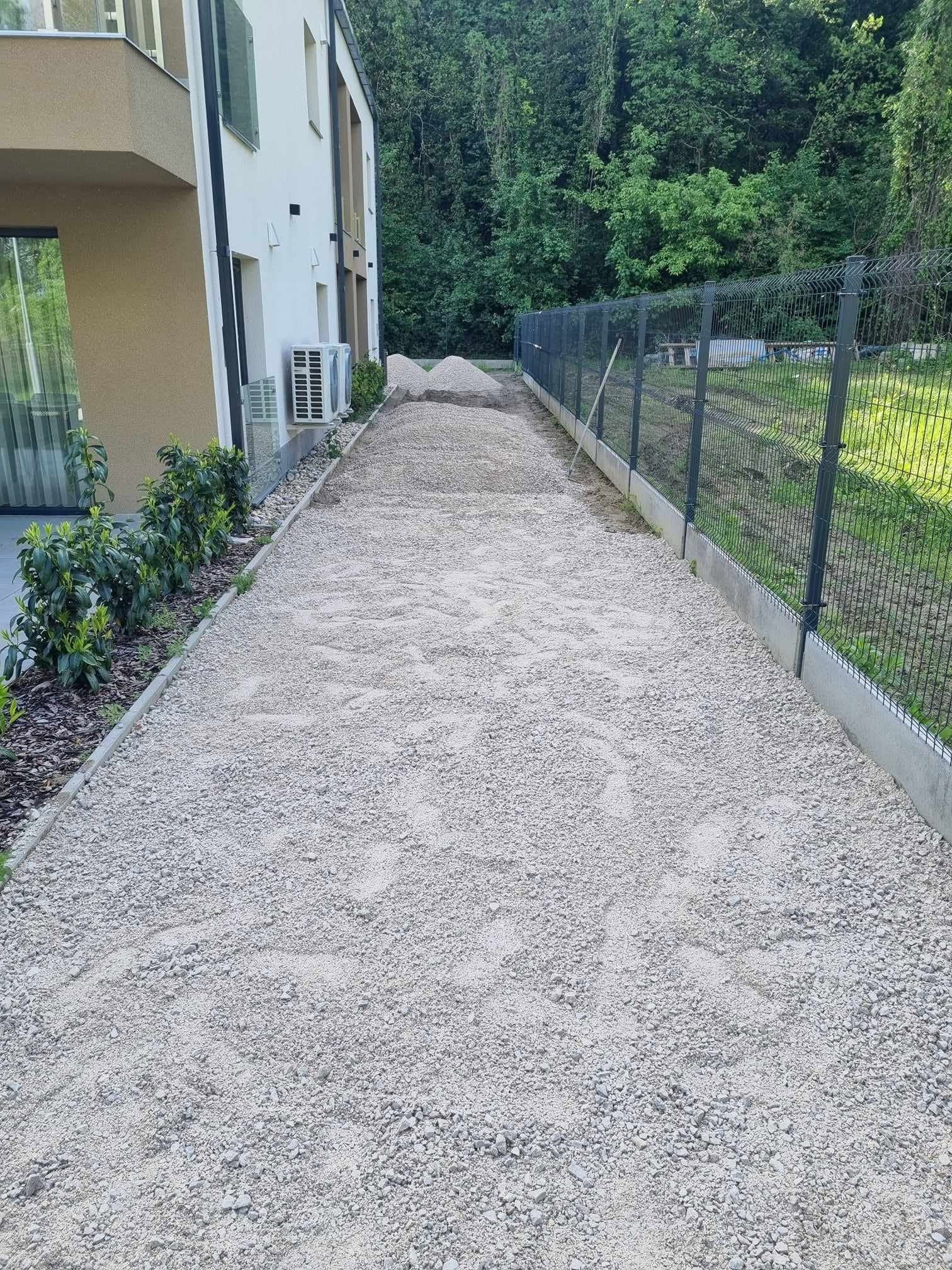 Társasházi oldalkert zúzottköves alapozása és térkövezés előkészítése szegélyezéssel Székesfehérváron