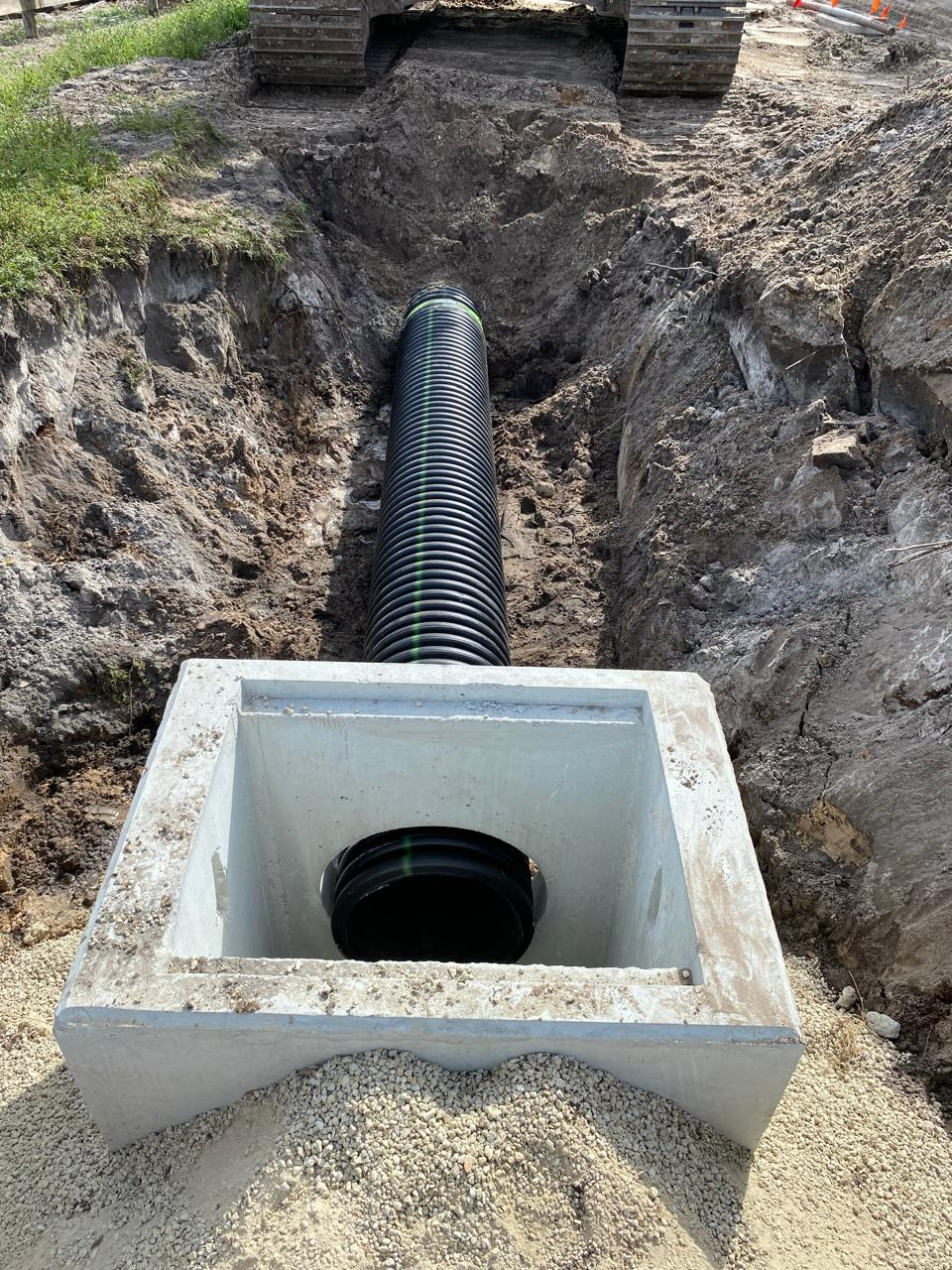 Colocación de registro de concreto y conexión de tubería corrugada de PEAD para captación de agua pluvial