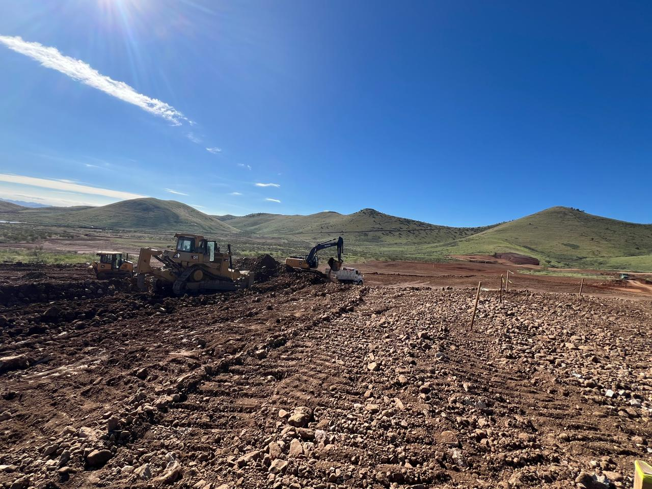 Campestre Chihuahua — Maquinaria pesada trabajando en movimiento de tierras, bulldozer Caterpillar, excavadora y camión con estacas de trazo