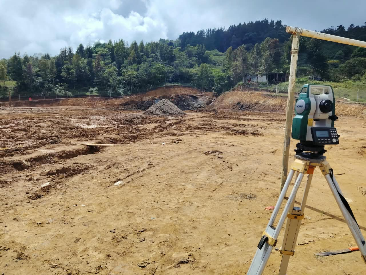 Estación total Sokkia montada sobre tripié para trazos de precisión y levantamiento topográfico en terreno