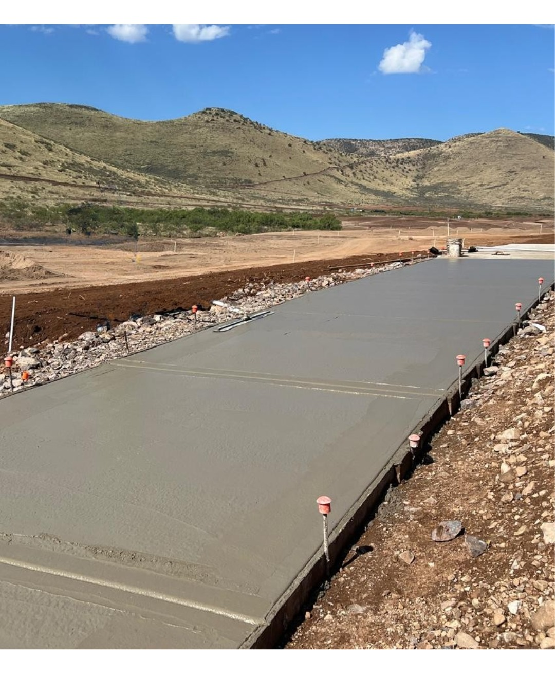 Pavimentación de concreto hidráulico, vialidad interna y andador en obra