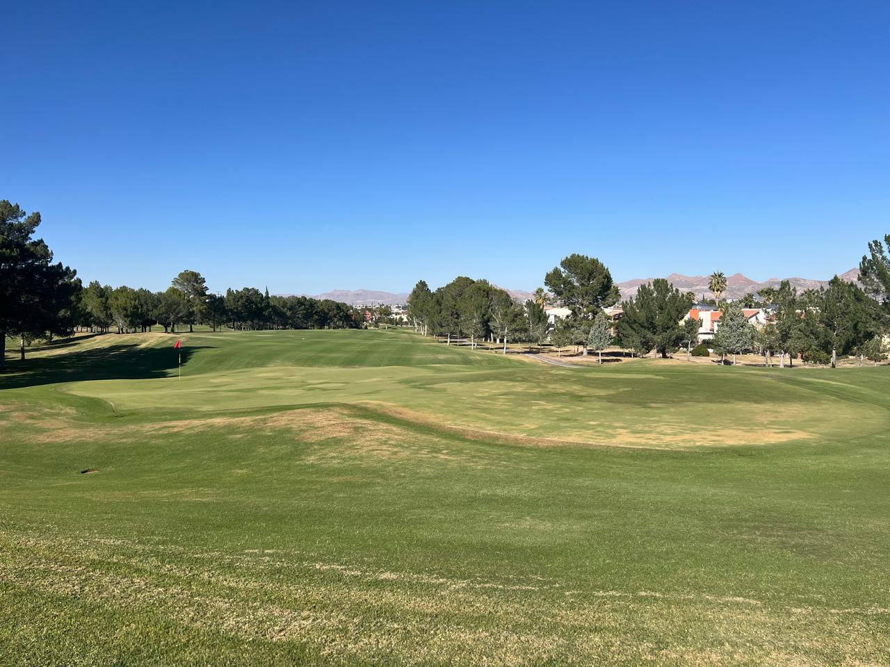 Campestre Chihuahua — Gran extensión de fairways, ondulaciones de terreno y perspectiva montañosa