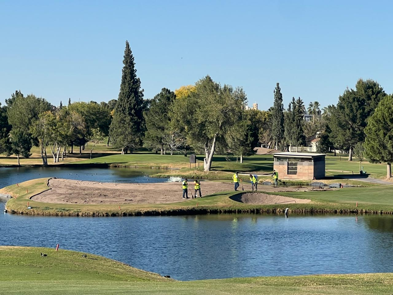 Campestre Chihuahua — Trabajos de construcción y shapping en green y bunker junto a la laguna