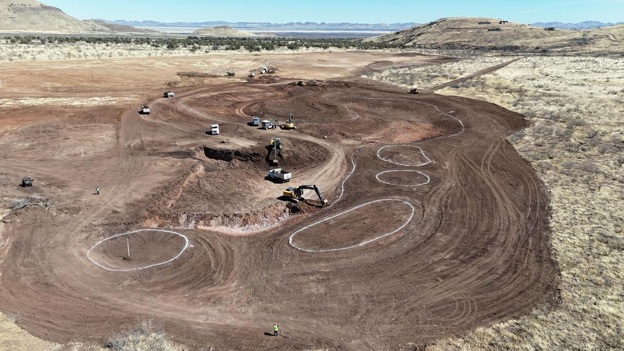 Vista aérea de excavación y conformación de lago artificial, trazos con cal y shapping del terreno para campo de golf