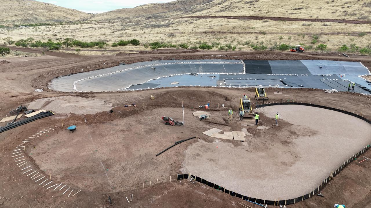 Construcción y modelado de green con perfiles de contención e impermeabilización de lago con geomembrana