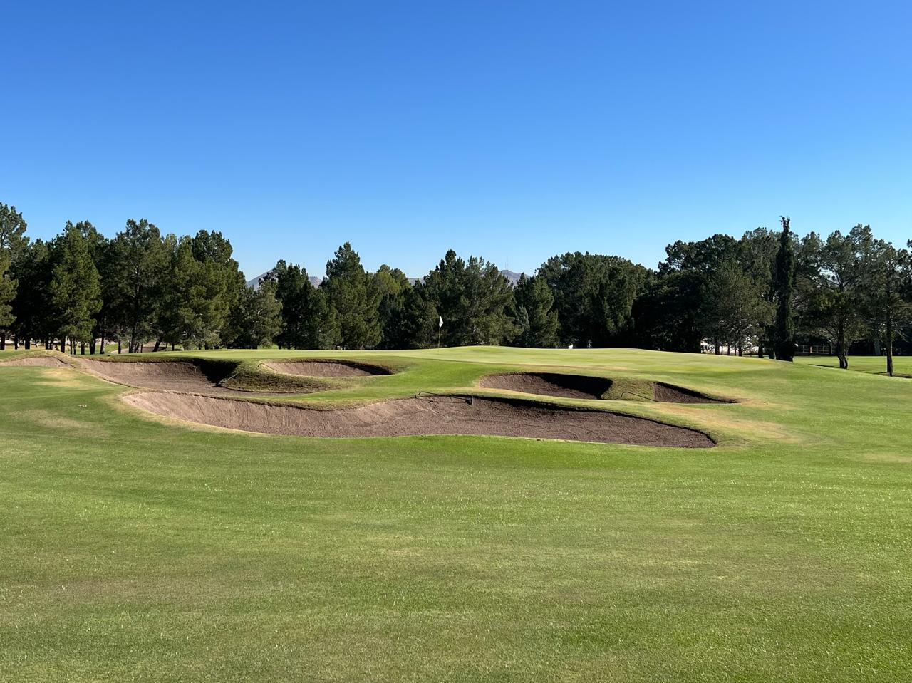 Campestre Chihuahua — Búnkers múltiples y ondulaciones en fairway hacia el green