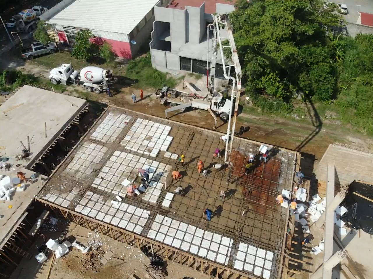 Colado de losa y bombeo de concreto con pluma telescópica en edificación y obra civil