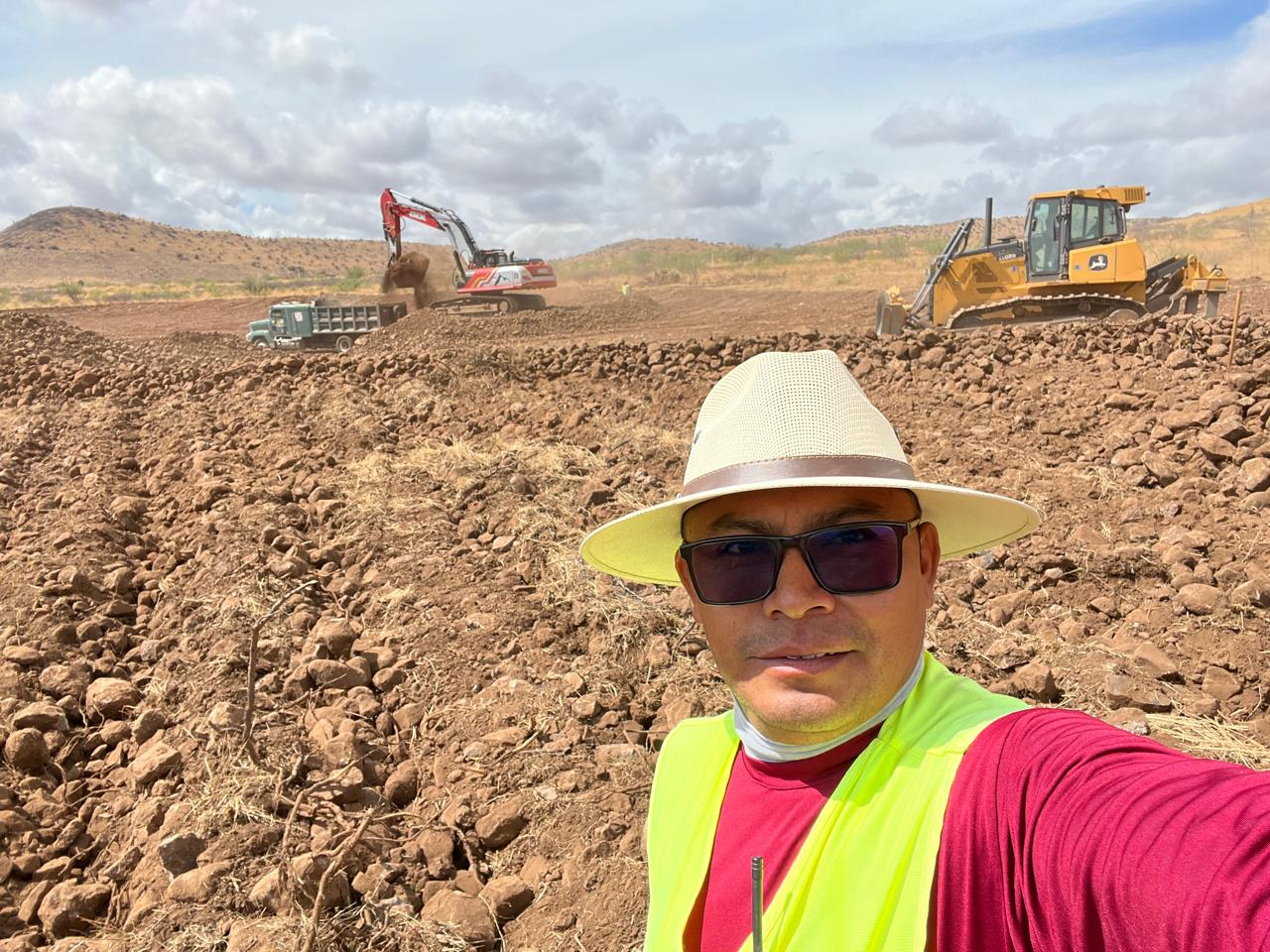 Campestre Chihuahua — Ingeniero supervisando los trabajos de movimiento de tierras con excavadora y bulldozer