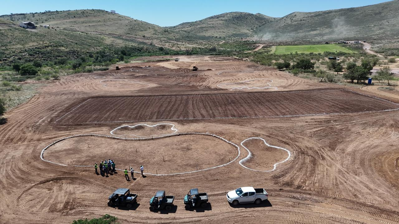 Campestre Chihuahua — Terreno preparado, trazos de ingeniería, personal técnico y vehículos en preparación de campo de golf