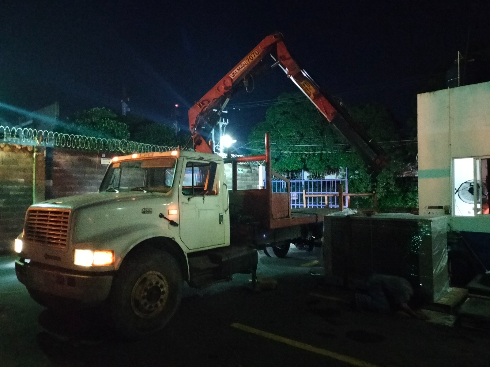 Camión International con grúa articulada Valman para maniobras de izaje y manejo de equipos en obra