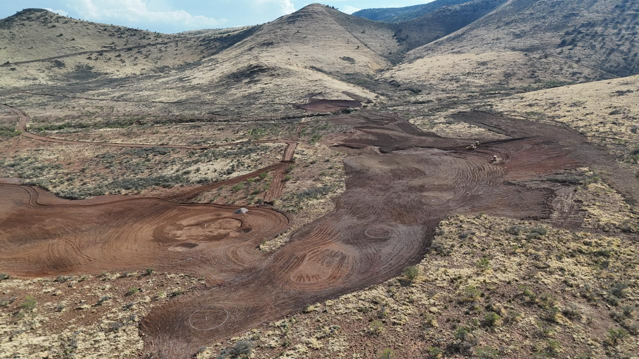 Campestre Chihuahua — Vista aérea de shapping, movimientos de tierra y trazos de campo de golf entre montañas