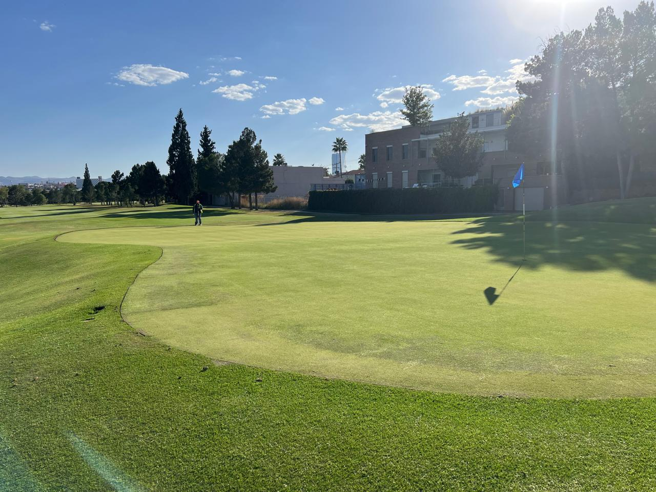 Campestre Chihuahua — Green y fairways con bandera y entorno natural