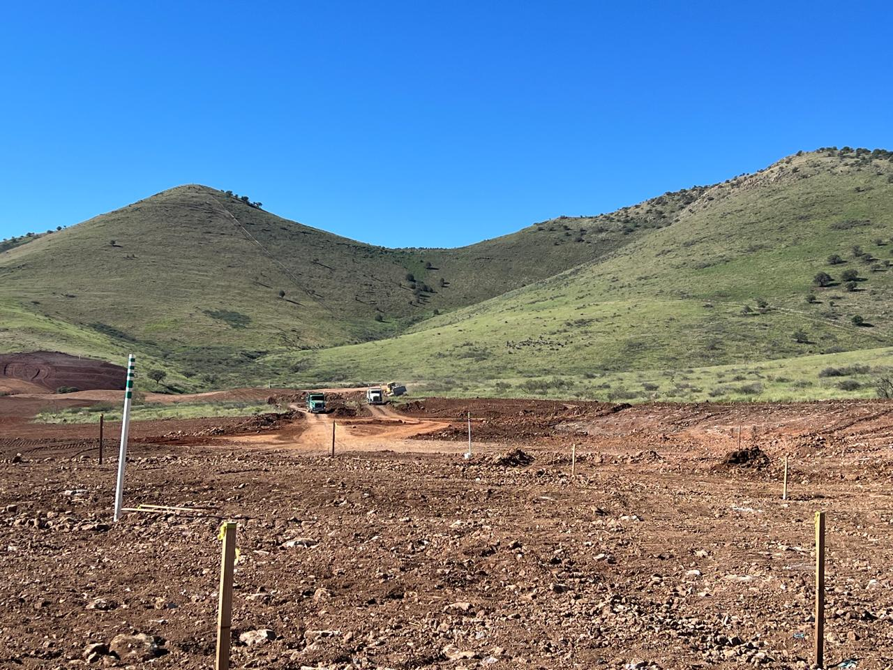 Campestre Chihuahua — Movimiento de tierras, trazos y conformación del campo de golf en las faldas del cerro con maquinaria pesada