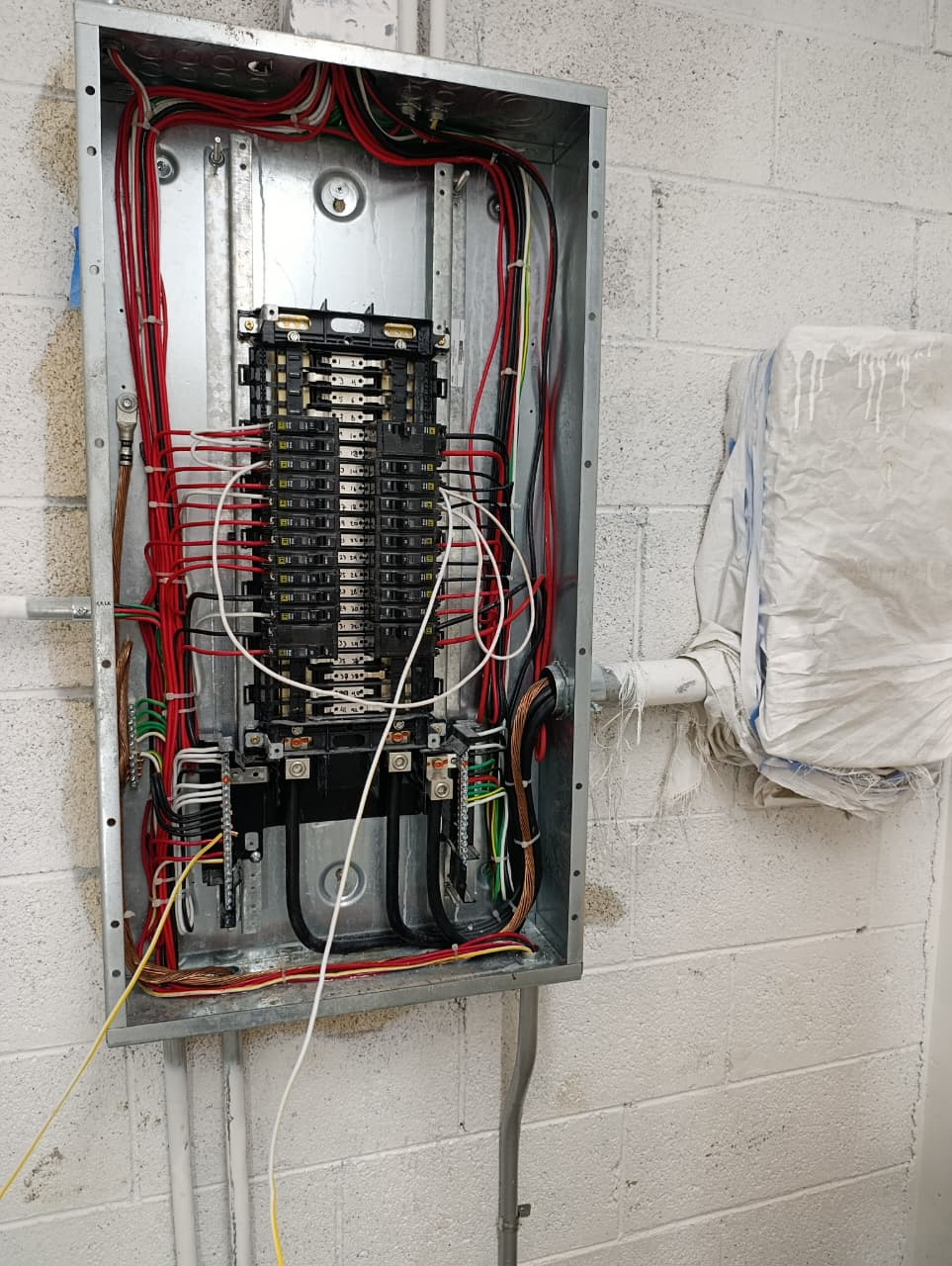 Armado y peinado de cables en tablero de distribución eléctrica y centro de carga con interruptores termomagnéticos