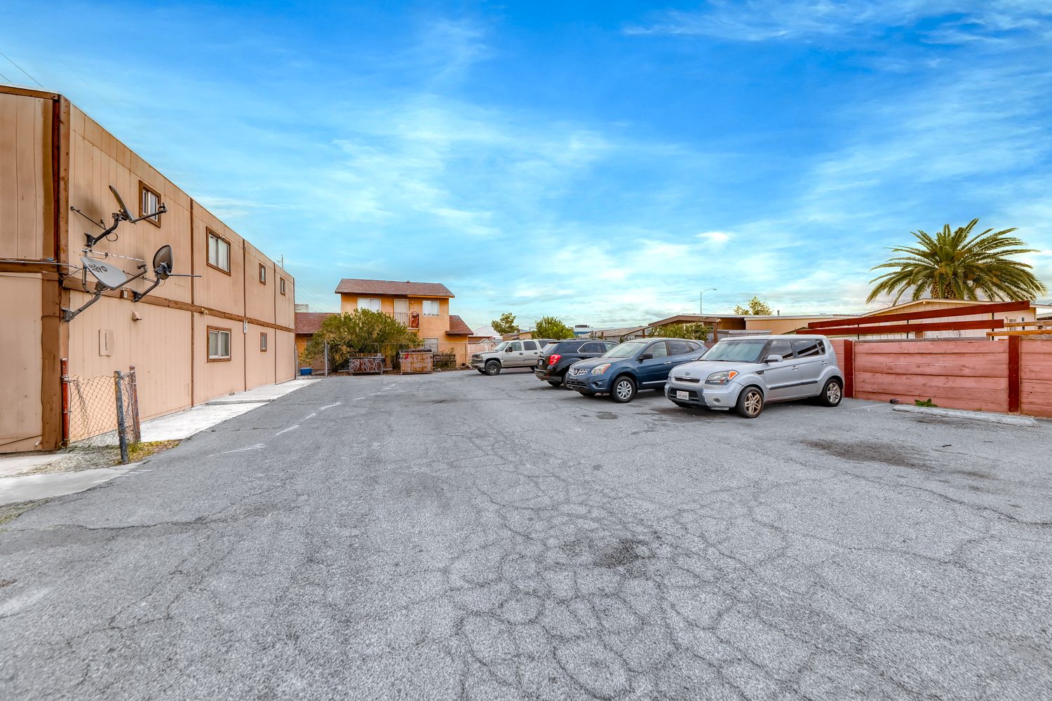 30_rear_lot_parking_palm