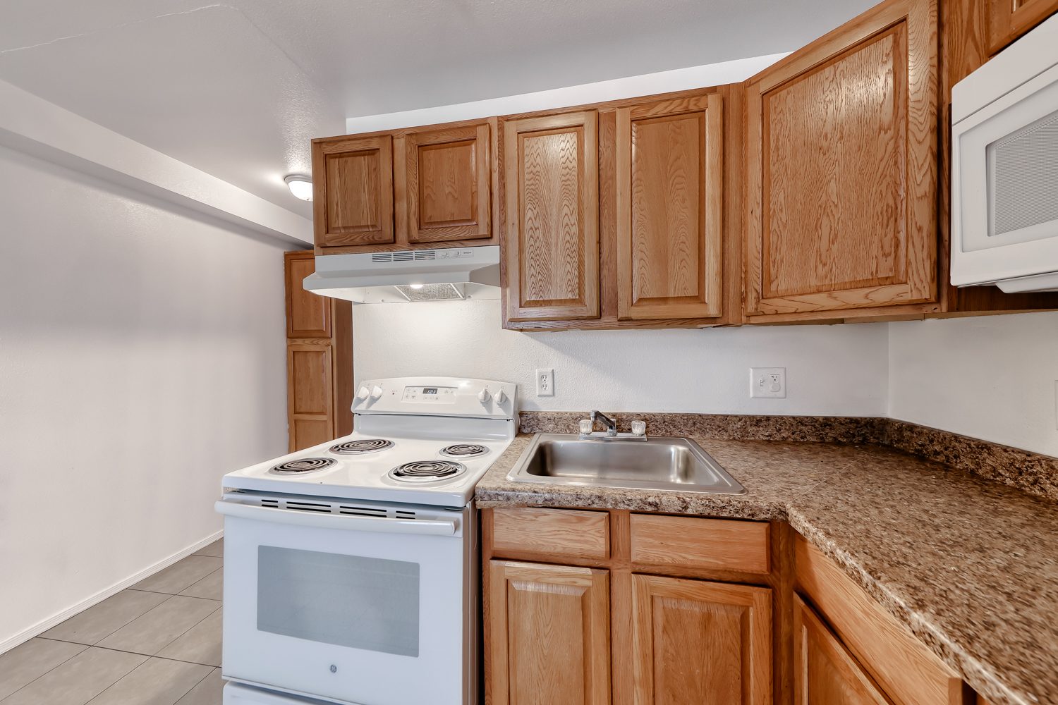 18_kitchen_sink_oak_cabinets